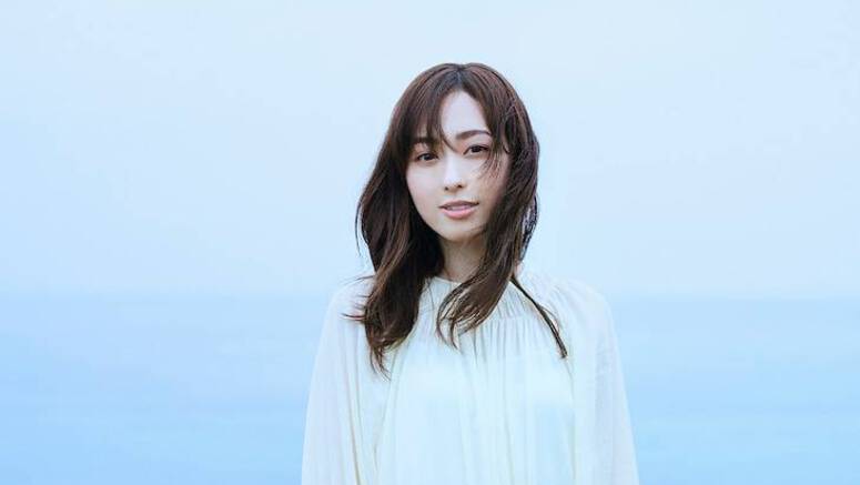 Fukuhara Haruka is blown by the wind in new PV