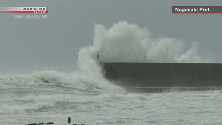 Japan braces for 2 strong weather systems Japan braces for 2 strong weather systems