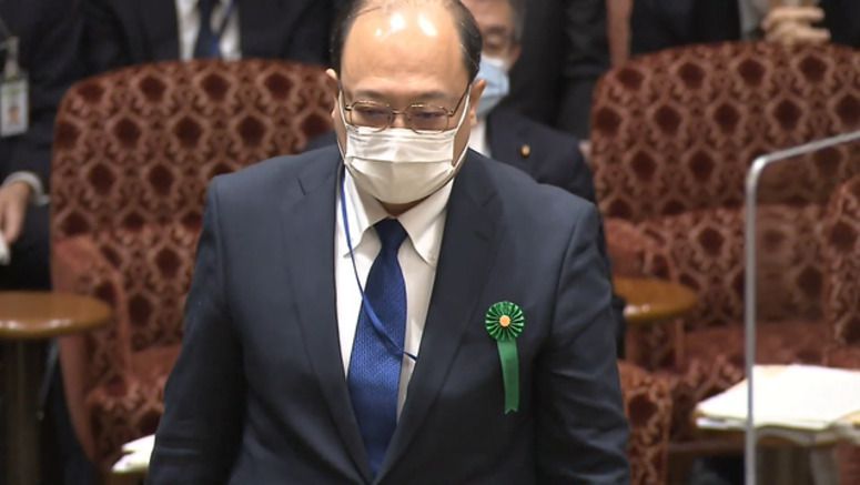 Senior bureaucrat resigns over wining, dining