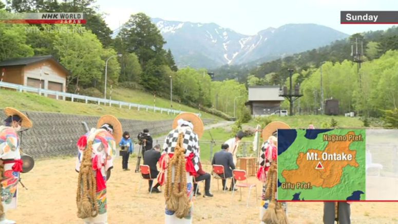Climbing season opens for Mt. Ontake