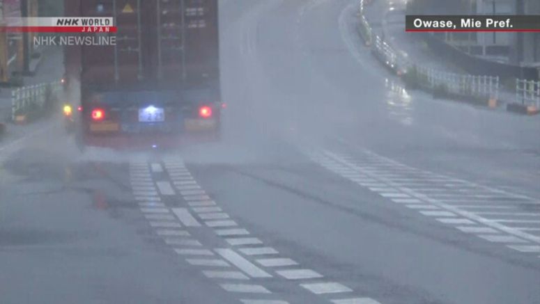Heavy rain across eastern and western Japan