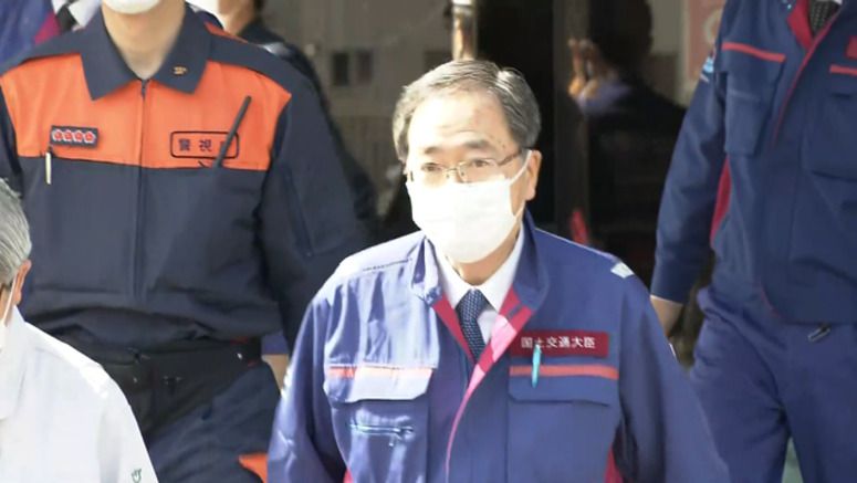 Transport minister visits Hokkaido after tour boat accident