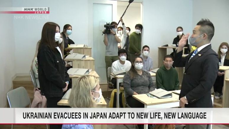 Evacuated Ukrainian students start studying Japanese