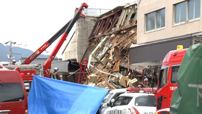 Warehouse collapses in Yamaguchi Pref., man remains trapped in car