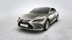 Lexus debuts side-view cameras on European ES 300h