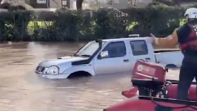 Driver discovers having a truck snorkel doesn't help in floodwater