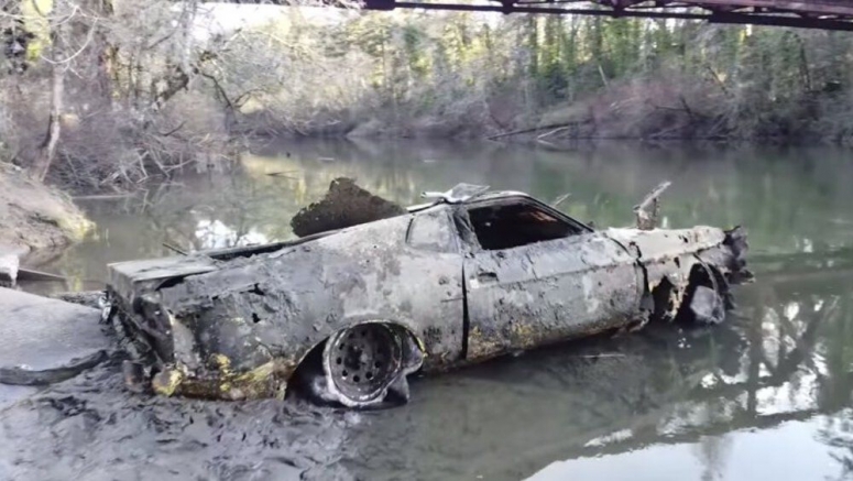 Divers pull a 1973 Ford Mustang Mach 1, Mazda RX-7 from Oregon river