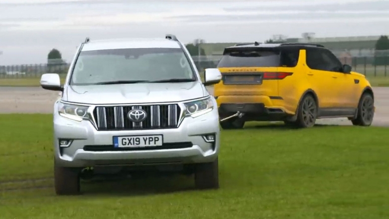 Land Rover Discovery Plays Tug Of War With Toyota Land Cruiser, Audi Q7 And VW Touareg