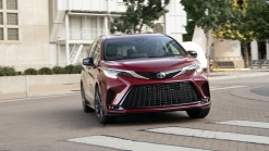 2021 Toyota Sienna XSE Road Test Review | It's the 'sporty' one