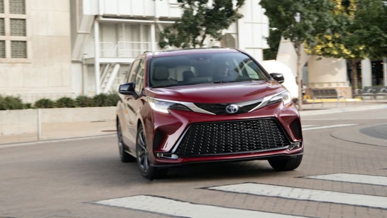 2021 Toyota Sienna XSE Road Test Review | It's the 'sporty' one