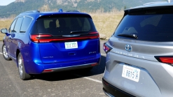 2021 Toyota Sienna vs 2021 Chrysler Pacifica Hybrid | Comparison test