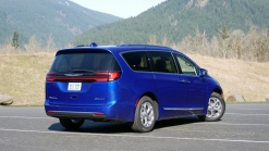 2021 Toyota Sienna vs 2021 Chrysler Pacifica Hybrid | Comparison test
