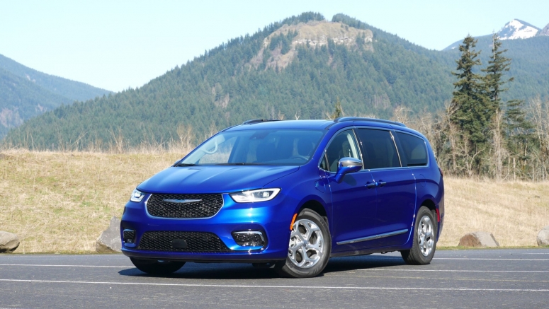 2021 Toyota Sienna vs 2021 Chrysler Pacifica Hybrid | Comparison test