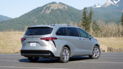 2021 Toyota Sienna vs 2021 Chrysler Pacifica Hybrid | Comparison test