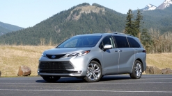 2021 Toyota Sienna vs 2021 Chrysler Pacifica Hybrid | Comparison test