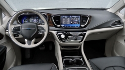 2021 Toyota Sienna vs 2021 Chrysler Pacifica Hybrid | Comparison test