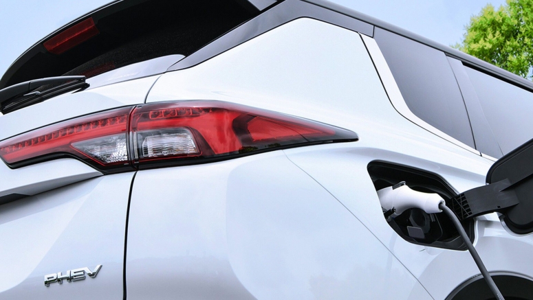 Mitsubishi Teases The Outlander PHEV Landing In The US Next Year
