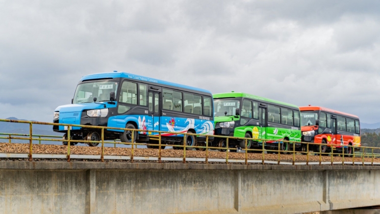 Japan's Dual Mode Vehicle is a Toyota bus that thinks it's a train