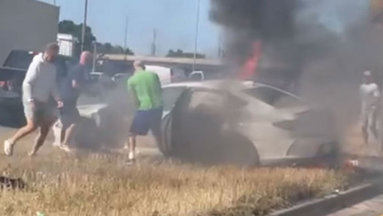 Good Samaritans Pull Driver From Burning Acura In The Nick Of Time