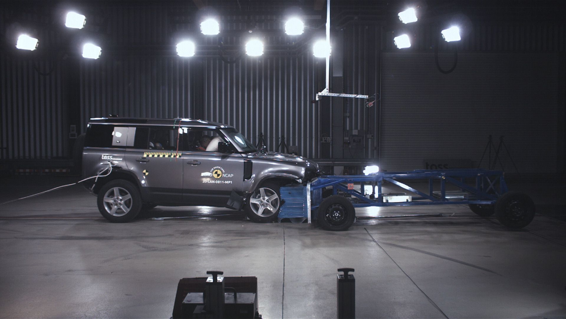 Crash defender. Land Rover Defender краш тест. Краш тест ленд Ровер Дефендер. Краш тест Rover 100. Ленд Ровер Дефендер 2015 краш тест.