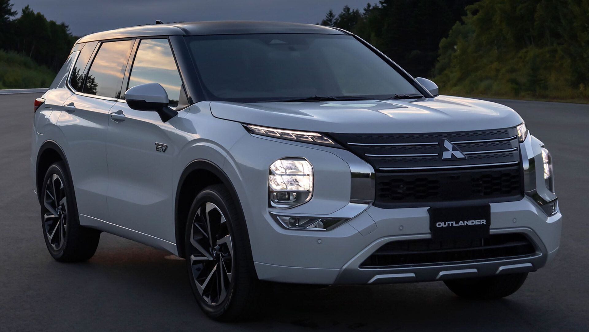 Новый аут. Новый Mitsubishi Outlander 2023. Mitsubishi Outlander 2022. Новый Мицубиси Аутлендер 2023. Mitsubishi Outlander PHEV 2023.