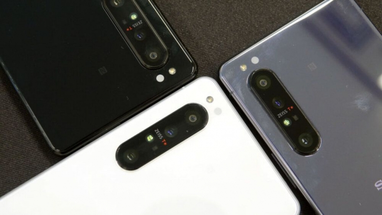 Xperia 1 II (Mark 2) sized up against the Xperia 1 Xperia 1 II (Mark 2) sized up against the Xperia 1