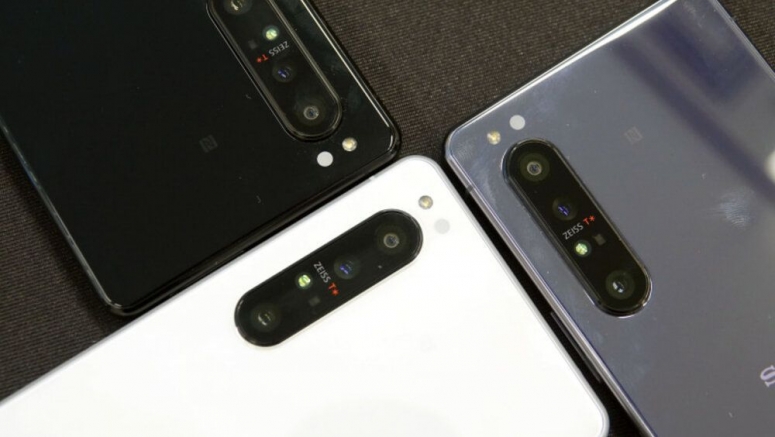 Xperia 1 II (Mark 2) sized up against the Xperia 1