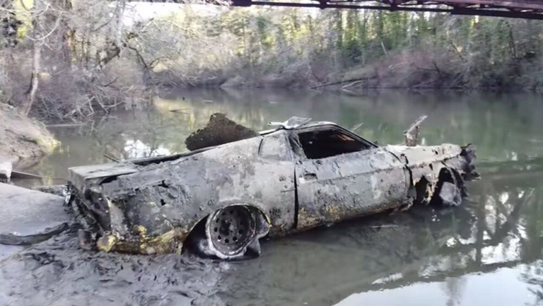 Divers pull a 1973 Ford Mustang Mach 1, Mazda RX - 7 from Oregon river Divers pull a 1973 Ford Mustang Mach 1, Mazda RX-7 from Oregon river