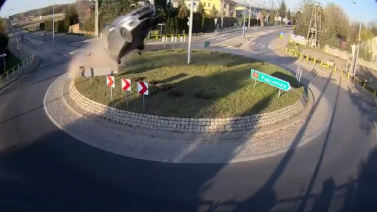Suzuki Swift flies off a roundabout in Poland
