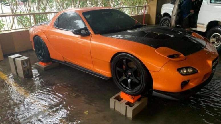 Mazda RX-7 threatened by floodwaters gets help from a stranger