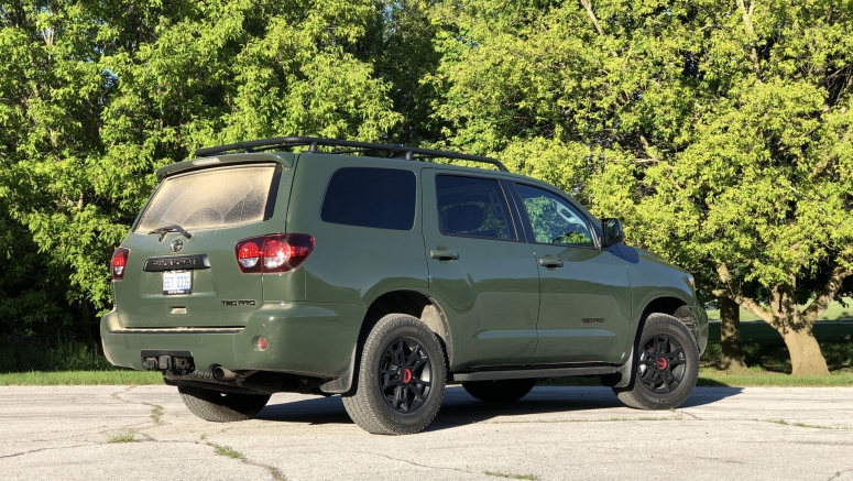 2020 Toyota Sequoia Interior Storage Driveway Test | Cupholders aplenty