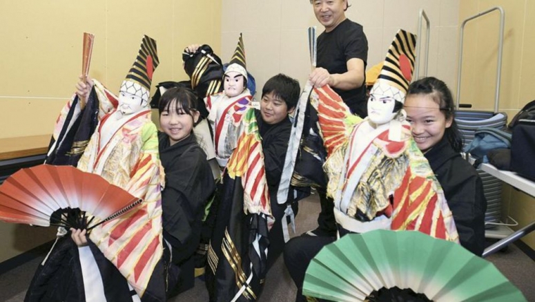 Photoscape / Teenagers help preserve art of puppet theater