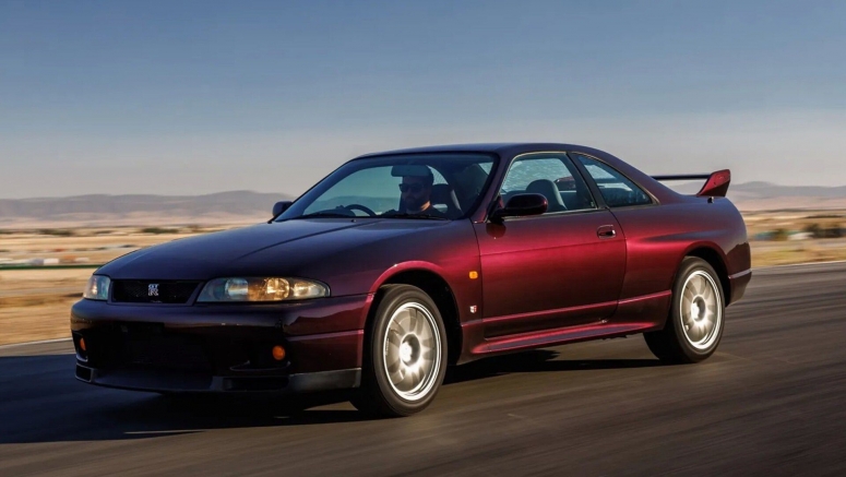 This Midnight Purple R33 Nissan Skyline GT-R With Under 1,000 Miles Is A Rolling Time Capsule From 1995